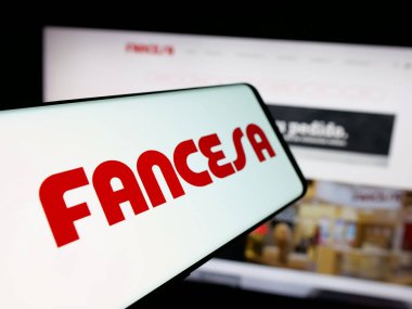 Stuttgart, Almanya - 04-09-2025: Sitenin önünde Fabrica Nacional de Cemento (FANCESA) şirketinin logosuna sahip akıllı telefon. Telefon ekranının merkez soluna odaklan.