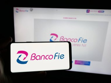 Stuttgart, Almanya - 04-09-2025: Bolivya 'lı finans şirketi Banco FIE S.A.' nın logosunu taşıyan kişi web sitesinin önünde ekranda. Telefon ekranına odaklan.