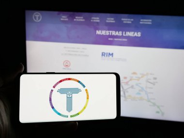 Stuttgart, Almanya - 04-09-2025: Bolivyalı teleferik şirketi Mi Teleferico 'nun logosunu taşıyan kişi web sitesinin önünde ekranda. Telefon ekranına odaklan.