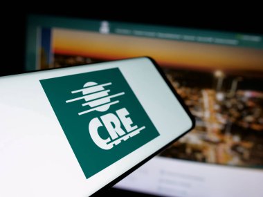 Stuttgart, Almanya - 04-09-2025: Web sitesinin önünde üzerinde Cooperativa Kırsal de Electrificacion (CRE) logosu bulunan akıllı telefon. Telefon ekranının merkez soluna odaklan.
