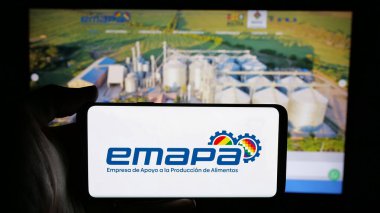Stuttgart, Almanya - 04-09-2025: Bolivyalı gıda şirketi EMAPA 'nın logosunun bulunduğu cep telefonu web sayfası önünde ekranda. Telefon ekranına odaklan.
