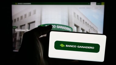 Stuttgart, Almanya - 04-09-2025: Finans şirketi Banco Ganadero S.A. 'nın logosunun bulunduğu cep telefonu web sayfası önünde ekranda. Telefon ekranına odaklan.