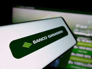 Stuttgart, Almanya - 04-09-2025: Finans şirketi Banco Ganadero S.A. 'nın logolu akıllı telefon web sitesinin önünde ekranda. Telefon ekranının merkez soluna odaklan.