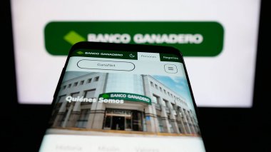 Stuttgart, Almanya - 04-09-2025: Banco Ganadero S.A. adlı finans şirketinin web sayfası logo önünde ekranda. Telefon ekranının sol üst kısmına odaklan.