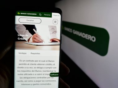Stuttgart, Almanya - 04-09-2025: Finans şirketi Banco Ganadero S.A. 'nın internet sayfası olan cep telefonu logosu önünde ekranda. Telefon ekranının merkezine odaklan.