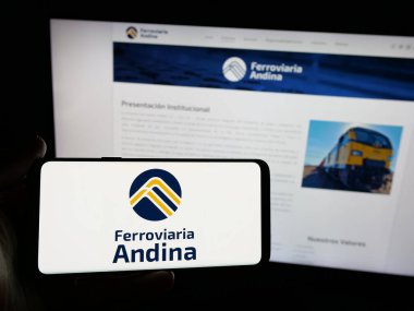 Stuttgart, Almanya - 04-09-2025: Web sitesinin önünde ekranda Empresa Ferroviaria Andina S.A. (FCA) şirketinin logosuna sahip akıllı telefon sahibi kişi görülüyor. Telefon ekranına odaklan.