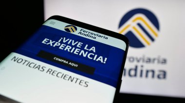 Stuttgart, Almanya - 04-09-2025: Empresa Ferroviaria Andina S.A. (FCA) şirketinin web sayfası logonun önünde ekranda. Telefon ekranının sol üst kısmına odaklan.