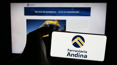 Stuttgart, Almanya - 04-09-2025: Web sayfası önünde ekranda Empresa Ferroviaria Andina S.A. (FCA) şirketinin logosunun bulunduğu cep telefonu sahibi kişi. Telefon ekranına odaklan.