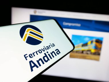 Stuttgart, Almanya - 04-09-2025: Web sitesi önünde ekranda Empresa Ferroviaria Andina S.A. (FCA) şirketinin logosuna sahip akıllı telefon. Telefon ekranının merkezine odaklan.