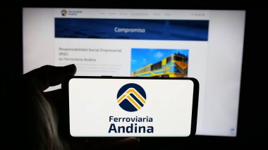 Stuttgart, Almanya - 04-09-2025: Web sayfası önünde ekranda Empresa Ferroviaria Andina S.A. (FCA) şirketinin logosunun bulunduğu cep telefonu sahibi kişi. Telefon ekranına odaklan.
