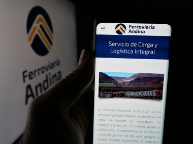 Stuttgart, Almanya - 04-09-2025: Logo önünde ekranda Empresa Ferroviaria Andina S.A. (FCA) şirketinin web sayfası bulunan kişi. Telefon ekranının merkezine odaklan.