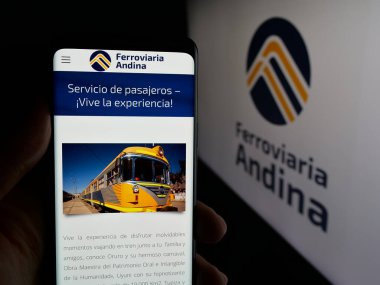 Stuttgart, Almanya - 04-09-2025: Logo önünde ekranda Empresa Ferroviaria Andina S.A. (FCA) şirketinin web sitesi bulunan kişi. Telefon ekranının merkezine odaklan.