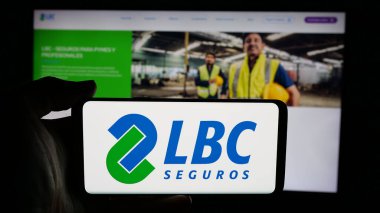 Stuttgart, Almanya - 04-09-2025: Bolivyalı sigorta şirketi LBC Seguros 'un logosunun bulunduğu cep telefonu web sayfası önünde ekranda. Telefon ekranına odaklan.