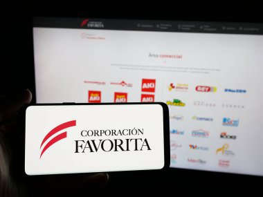 Stuttgart, Almanya - 04-09-2025: Perakende şirketi Favorita C.A. logosuna sahip akıllı telefon sahibi kişi Web sitesinin önünde ekranda. Telefon ekranına odaklan.