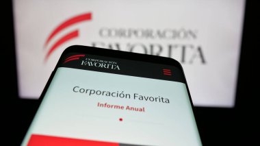 Stuttgart, Almanya - 04-09-2025: Perakende şirketi Favorita C.A. 'nın web sayfası ile cep telefonu Ekranda logonun önünde. Telefon ekranının sol üst kısmına odaklan.