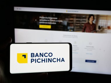 Stuttgart, Almanya - 04-09-2025: Finans şirketi Banco Pichincha C.A. 'nın logosunu taşıyan kişi Web sitesinin önünde ekranda. Telefon ekranına odaklan.