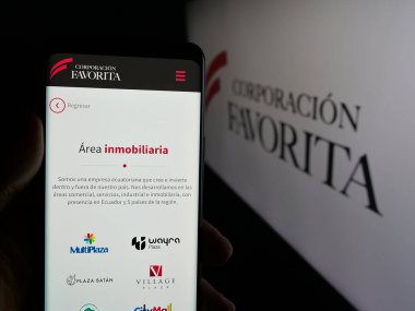 Stuttgart, Almanya - 04-09-2025: Perakende şirketi Favorita C.A. 'nın web sitesi ile akıllı telefon sahibi kişi Ekranda logonun önünde. Telefon ekranının merkezine odaklan.