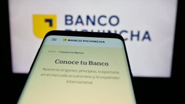 Stuttgart, Almanya - 04-09-2025: Finans şirketi Banco Pichincha C.A. 'nın web sayfası ile cep telefonu Ekranda logonun önünde. Telefon ekranının sol üst kısmına odaklan.