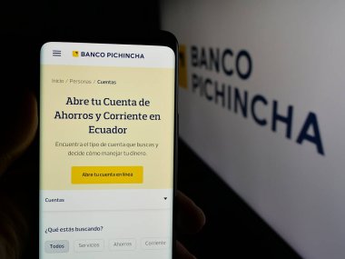 Stuttgart, Almanya - 04-09-2025: Finans şirketi Banco Pichincha C.A. 'nın internet sayfası ile cep telefonu tutan kişi Ekranda logonun önünde. Telefon ekranının merkezine odaklan.