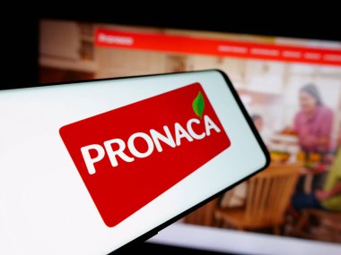 Stuttgart, Almanya - 04-09-2025: Ekvador gıda şirketi Pronaca 'nın logosunu içeren akıllı telefon web sitesinin önünde ekranda. Telefon ekranının merkez soluna odaklan.