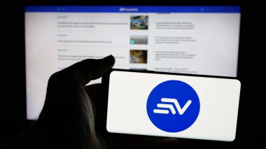 Stuttgart, Almanya - 04-09-2025: Ekvador televizyon kanalı Ecuavisa 'nın logosunun bulunduğu cep telefonu web sayfası önünde duruyor. Telefon ekranına odaklan.