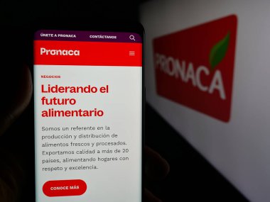 Stuttgart, Almanya - 04-09-2025: Ekvador 'lu gıda şirketi Pronaca' nın web sitesiyle birlikte logonun önünde akıllı telefon tutan kişi. Telefon ekranının merkezine odaklan.