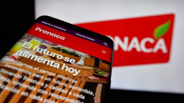 Stuttgart, Almanya - 04-09-2025: Ekvador 'lu gıda şirketi Pronaca' nın web sayfası logo önünde ekranda. Telefon ekranının sol üst kısmına odaklan.