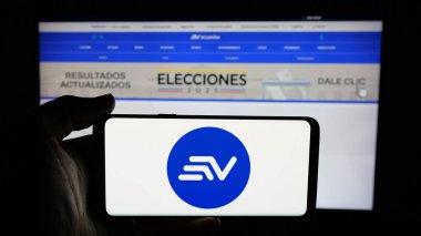 Stuttgart, Almanya - 04-09-2025: Ekvador televizyon kanalı Ecuavisa 'nın logosunun bulunduğu cep telefonu web sayfası önünde duruyor. Telefon ekranına odaklan.