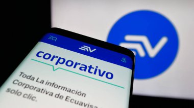 Stuttgart, Almanya - 04-09-2025: Ekvador televizyon ağı Ecuavisa 'nın web sayfası ile birlikte logo önünde cep telefonu. Telefon ekranının sol üst kısmına odaklan.