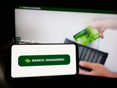 Stuttgart, Almanya - 04-09-2025: Finans şirketi Banco Ganadero S.A. 'nın logosunun bulunduğu akıllı telefon web sitesinin önünde ekranda. Telefon ekranına odaklan.