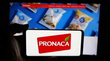 Stuttgart, Almanya - 04-09-2025: Ekvador 'lu gıda şirketi Pronaca' nın logosunun bulunduğu cep telefonu web sayfası önünde duruyor. Telefon ekranına odaklan.