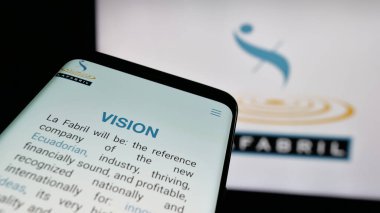 Stuttgart, Almanya - 04-09-2025: Ekvador 'lu gıda şirketi La Fabril S.A.' nın web sayfası logonun önünde. Telefon ekranının sol üst kısmına odaklan.
