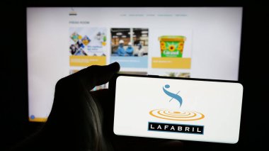 Stuttgart, Almanya - 04-09-2025: Ekvador 'lu gıda şirketi La Fabril S.A.' nın logosunun bulunduğu cep telefonu web sayfasının önünde. Telefon ekranına odaklan.