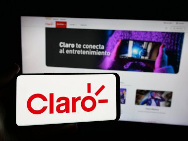 Stuttgart, Almanya - 04-09-2025: İnternet sitesi önünde ekranda telekomünikasyon şirketi Claro Ecuado 'nun logosunu taşıyan kişi. Telefon ekranına odaklan.