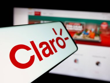 Stuttgart, Almanya - 04-09-2025: Telekomünikasyon şirketi Claro Ecuado 'nun logosuna sahip akıllı telefon web sitesinin önünde ekranda. Telefon ekranının merkez soluna odaklan.