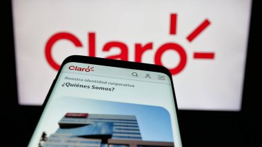 Stuttgart, Almanya - 04-09-2025: Telekomünikasyon şirketi Claro Ecuado 'nun web sayfalı cep telefonu logonun önünde ekranda. Telefon ekranının sol üst kısmına odaklan.