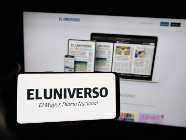 Stuttgart, Almanya - 04-09-2025: Ekvador gazetesi El Universo 'nun logosuna sahip kişi web sitesinin önünde ekranda. Telefon ekranına odaklan.