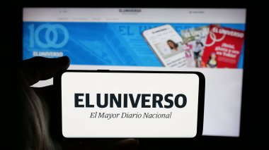Stuttgart, Almanya - 04-09-2025: Ekvador gazetesi El Universo 'nun logosunun bulunduğu cep telefonu web sayfasının önünde. Telefon ekranına odaklan.