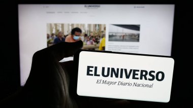 Stuttgart, Almanya - 04-09-2025: Ekvador gazetesi El Universo 'nun logosunun bulunduğu cep telefonu web sayfasının önünde duruyor. Telefon ekranına odaklan.