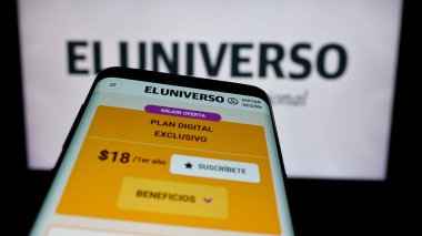 Stuttgart, Almanya - 04-09-2025: Ekvador gazetesi El Universo 'nun web sayfası logonun önünde. Telefon ekranının sol üst kısmına odaklan.