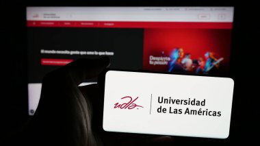 Stuttgart, Almanya - 04-09-2025: Üniversite Universidad de las Americas (UDLA) logosu olan cep telefonu web sayfası önünde ekranda. Telefon ekranına odaklan.
