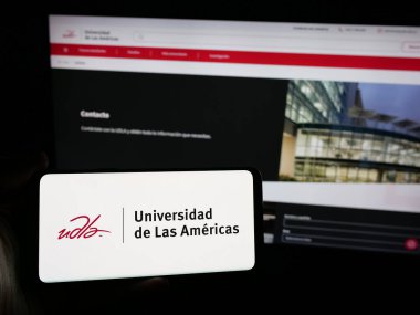Stuttgart, Almanya - 04-09-2025: Üniversite Universidad de las Americas (UDLA) logosuna sahip kişi web sitesinin önünde ekranda. Telefon ekranına odaklan.