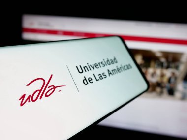 Stuttgart, Almanya - 04-09-2025: Üniversite Universidad de las Americas (UDLA) logosu olan akıllı telefon web sitesinin önünde ekranda. Telefon ekranının soluna odaklan.