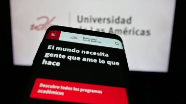 Stuttgart, Almanya - 04-09-2025: Üniversite Universidad de las Americas 'ın (UDLA) web sayfası logo önünde ekranda. Telefon ekranının sol üst kısmına odaklan.