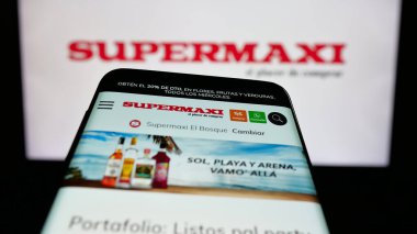 Stuttgart, Almanya - 04-09-2025: Ekvador perakende şirketi Supermaxi 'nin web sayfalı cep telefonu logonun önünde ekranda. Telefon ekranının sol üst kısmına odaklan.