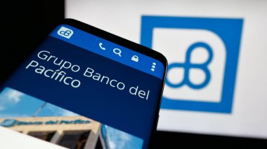 Stuttgart, Almanya - 04-09-2025: Ekvador 'lu bankacılık şirketi Banco del Pacifico' nun web sayfası logo önünde ekranda. Telefon ekranının sol üst kısmına odaklan.