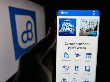 Stuttgart, Almanya - 04-09-2025: Ekvador 'lu bankacılık şirketi Banco del Pacifico' nun web sitesi ile akıllı telefon sahibi kişi logonun önünde ekranda. Telefon ekranının merkezine odaklan.