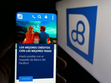 Stuttgart, Almanya - 04-09-2025: Ekvador 'lu bankacılık şirketi Banco del Pacifico' nun web sitesi ile cep telefonu tutan kişi logonun önünde ekranda. Telefon ekranının merkezine odaklan.