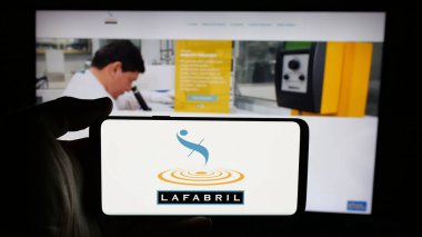 Stuttgart, Almanya - 04-09-2025: Ekvador gıda şirketi La Fabril S.A. 'nın logosunun bulunduğu cep telefonu web sayfası önünde ekranda. Telefon ekranına odaklan.