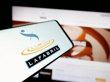 Stuttgart, Almanya - 04-09-2025: Ekvador 'lu gıda şirketi La Fabril S.A.' nın logolu akıllı telefon web sitesinin önünde ekranda. Telefon ekranının merkez soluna odaklan.